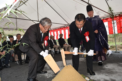 くわ入れを行う市長と議長