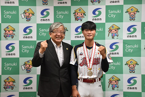 市長と中野選手との記念写真の様子