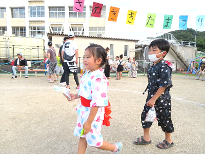 まつりを楽しむ園児たちの様子2