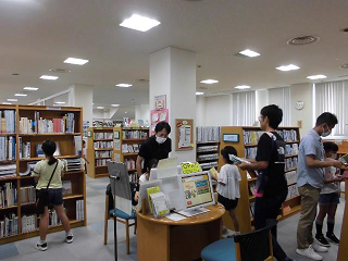 図書を探す様子