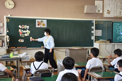 「食に関する指導」をする神野先生と児童たち1