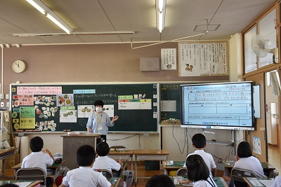 「食に関する指導」をする神野先生と児童たち3