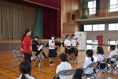 トーンチャイムの演奏体験をする児童