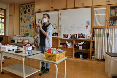 獅子頭の作り方を説明する安藝多延子さん