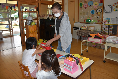 獅子頭を作る園児と安藝多延子さん