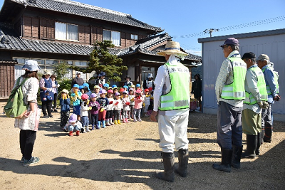 学校支援ボランティアの方々に挨拶する園児ら