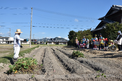 学校支援ボランティアの話を聞く園児ら1