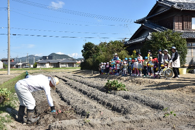 学校支援ボランティアの話を聞く園児ら2