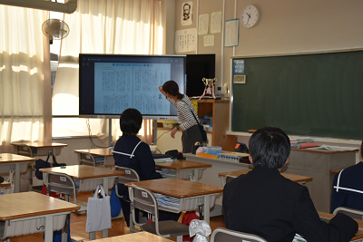 電子黒板を操作する様子