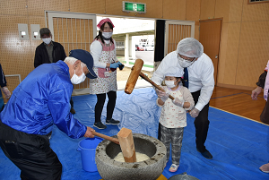 もちつき大会の様子