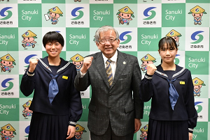長尾中学校生徒と市長との記念写真