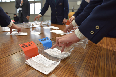 開票作業する生徒たちの様子