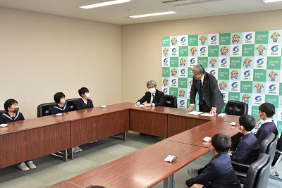 志度中学校生徒と市長との記念写真