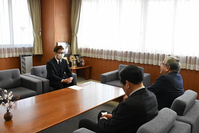 市長、副市長と談笑する様子