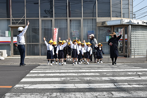 横断歩道を渡る様子