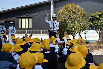 さぬき警察署員の話を聞く様子