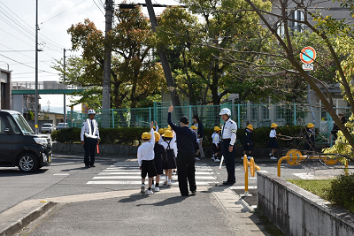 横断歩道を渡る様子3