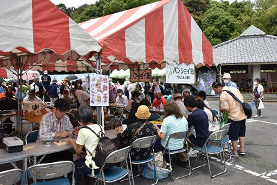 竹細工無料体験の様子