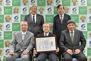市長らとの記念写真