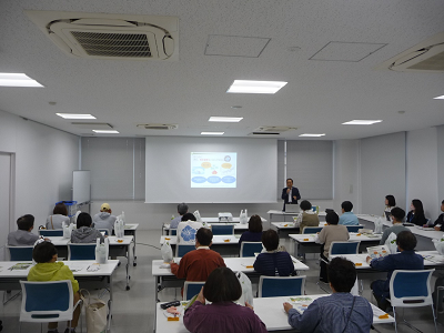 緑のカーテン育成講習会の様子