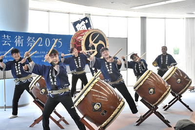 演舞を行う「南川阿讃峡太鼓」のメンバー