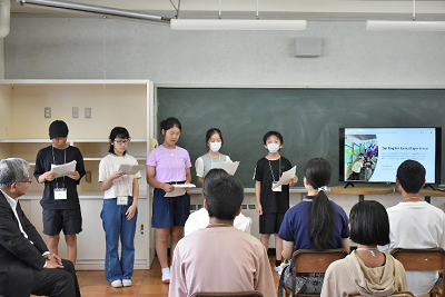 3日間の成果を発表する生徒