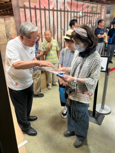 市長がお見送りする様子2