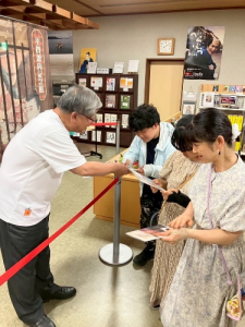 市長がお見送りする様子3