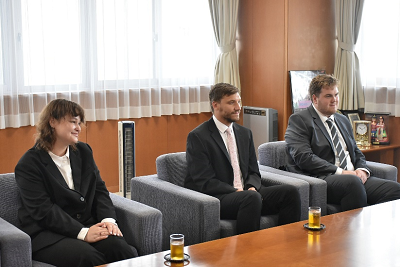 大山市長と懇談する3名