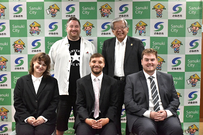 大山市長へ挨拶するビークロフトさん