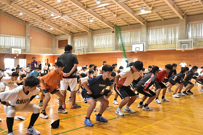 本屋敷俊介さんから教わったスクワットを体験する生徒