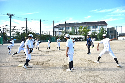 投球の際の体の使い方を教わる野球部員