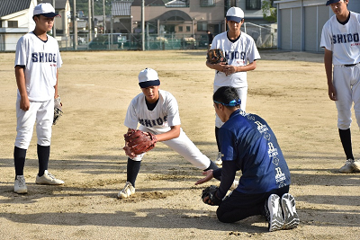 守備の際のフォームを教わる野球部員