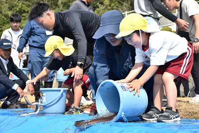 うなぎを放流する園児1