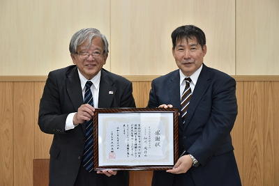 感謝状を受け取る細川周作代表取締役
