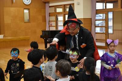 園児とふれあう様子2