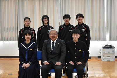 志度中学校生徒たちと市長の集合写真