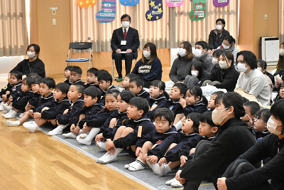 園長先生の話を聞く園児
