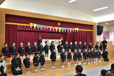 お祝いの歌を歌う園児たち