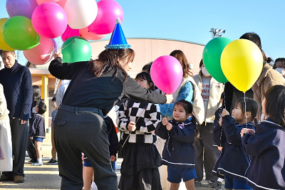先生からバルーンを手渡しされる園児