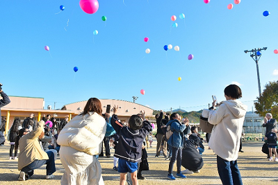 放ったバルーンを見上げる参加者