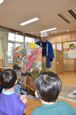 凧を見せる吉野茂樹さん