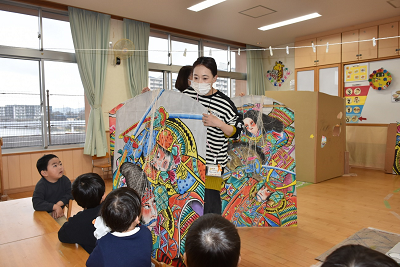 凧の説明をする先生