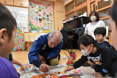 色塗り体験をする園児らと吉野茂樹さん2