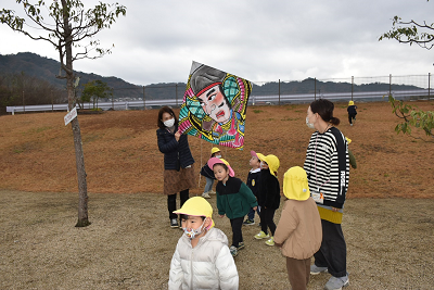 凧あげをする園児ら