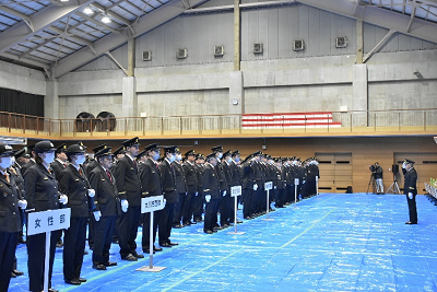 前に立つ副団長に対して方面隊ごとに出席団員数を報告する様子