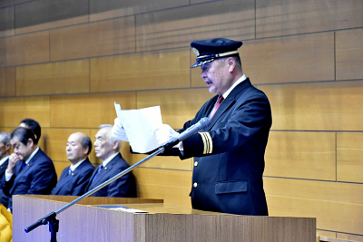 訓示を読み上げる六車団長