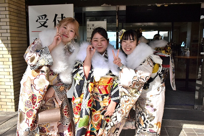 ガッツポーズをする4名のスーツ姿の男性