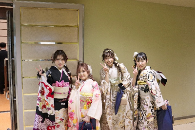 ピースする4名の振り袖姿の女性