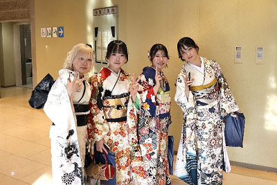 ピースする4名の振り袖姿の女性